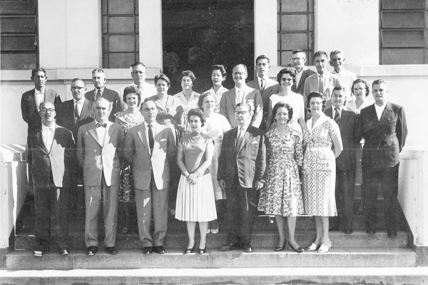 Esta foto mostra uma daquelas equipes de ouro do antigo IETC, reunindo mestres, direção e funcionários da casa, no decorrer dos anos 60. Tive o privilégio de ter sido aluno da maioria deles. Lá no alto, da esquerda para a direita, Canhotinho, Waldemar Van